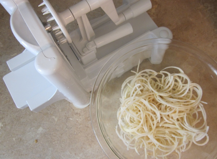 1. Этап. Вкусный фруктовый салат: Яблоко почистите и нарежьте с помощью специальной резки на тонкие полосы.