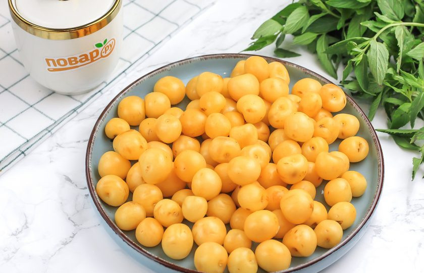 1. Этап. Компот из белой черешни на зиму: Удалите хвостики с ягод, промойте черешню в воде.