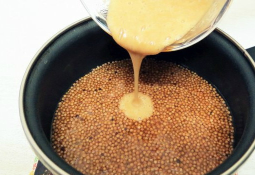 1. Этап. Горчица французская: Остужаем семена. Берем блендер и смалываем 3 ст. ложки сваренных семян вместе с медом, солью и фруктовым соком. Эту жидкую смесь доливаем к остальным сваренным семенам. Отвар семян не сливаем, а так и оставляем.