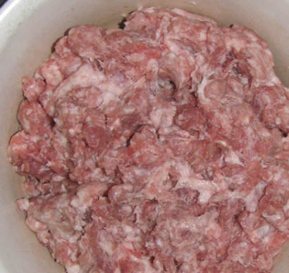 1. Этап. Биточки в духовке: 1. Для начала необходимо заняться мясом. Его нужно вымыть, просушить, порубить или пропустить через мясорубку. Как сделать биточки в духовке еще проще? Можно отправить мясо с остальными ингредиентами в блендер.