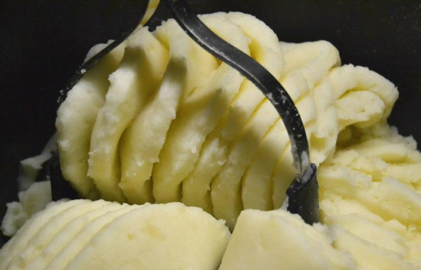 1. Этап. Картофельные зразы с начинкой из фарша: 3. Слейте воду с картофеля, затем разомните его в пюре, затем смешайте с мукой и посолите.