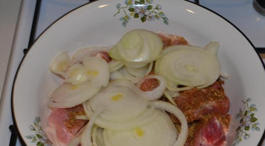 1. Этап. Шашлык из корейки свинины: Лук почистите, нашинкуйте кольцами. Добавьте его к окороку вместе с уксусом. Хорошо перемешайте.