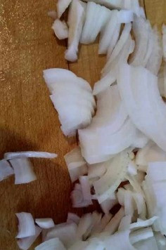 1. Этап. Курица с морковью и розмарином: Лук нарезать четверть-кольцами.