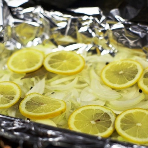 1. Этап. Красная рыба, запеченная в фольге: Лимон разрезаем на 8 тонких ломтиков и тоже кладем в форму.