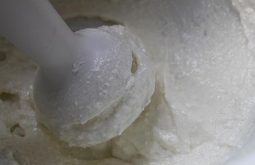 1. Этап. Творожно-ягодное суфле: 2. В мисочке соедините творог со сметаной и сахаром. При желании сахар можете заменить на мед или фруктозу. Перетрите смесь до однородности при помощи блендера.