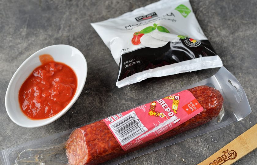 1. Этап. Пицца Дьявола: А пока подготовьте моцареллу, острую колбасу пепперони и томатный соус.