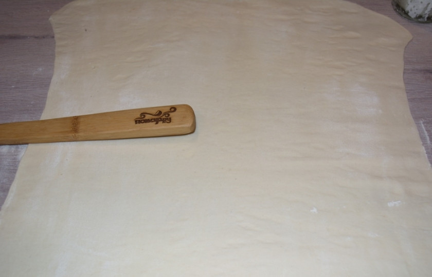 1. Этап. Конвертики из слоеного теста: Раскатанному тесту придайте правильную форму. Края обрежьте.. Само тесто нарежьте на прямоугольники.