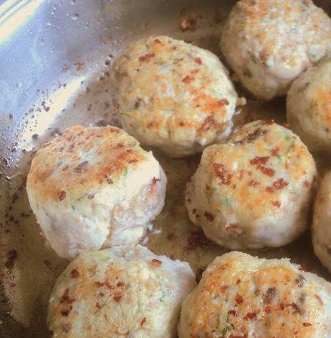 1. Этап. Куриные тефтели с грибами: 2. Теперь влажными руками сформируем тефтельки, обваляем каждую в муке и обжарим до румяного цвета на сковороде.