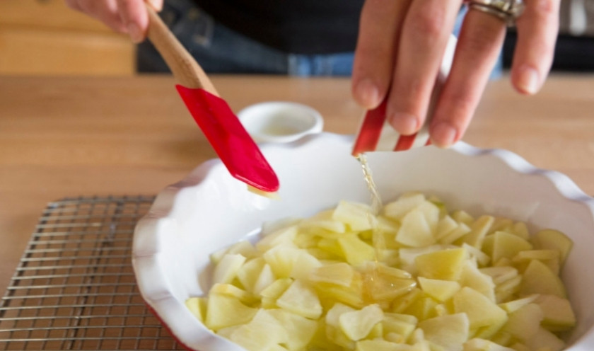 1. Этап. Постный кекс с яблоками: 1. Яблоки нарезаем кусочками и посыпаем сахаром (примерно половина от всего количества сахара), заливаем водой и перемешаем, пока сахар немного не растворится.