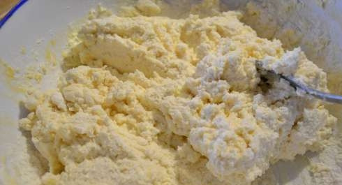 1. Этап. Вареные сырники из творога: Добавьте муку. Массу перемешайте до однородного состояния.