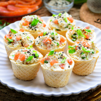 Тарталетки с творогом и форелью