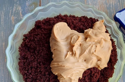 1. Этап. Кейк-попсы с вареной сгущенкой: Полученный крем добавить в измельченный бисквит.