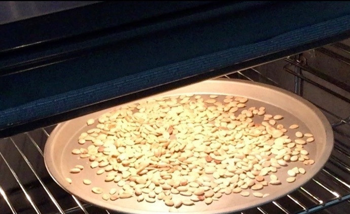 1. Этап. Лунные кексики: 3. После поджарьте семечки, это займет 8 минут.