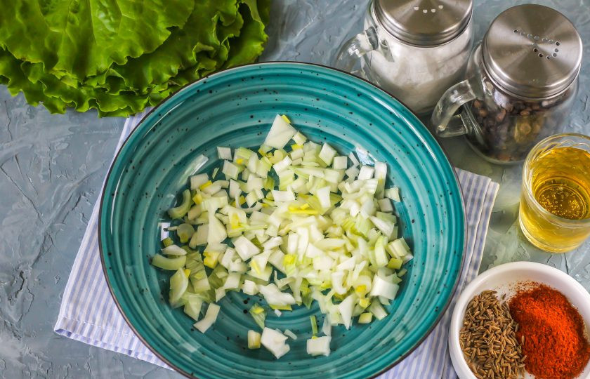 1. Этап. Обацда: Очистите от шелухи репчатый лук, промойте его и нарежьте мелкими кубиками.