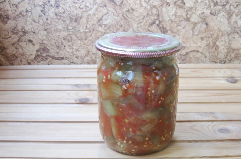 1. Этап. Закуска из баклажанов с помидорами на зиму: Разложите закуску по стерилизованным банкам, закатайте крышками, переверните вверх дном и укутайте в одеяло. Держите сутки до полного остывания банок.