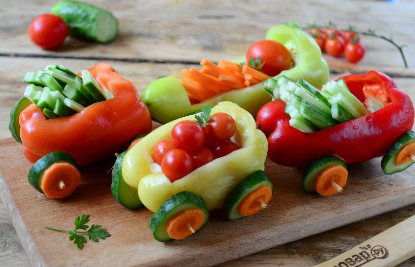 1. Этап. Нарезка Овощной поезд: Подавать такую закуску я советую на деревянной доске, украсив зеленью.