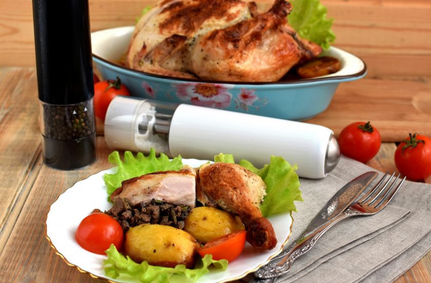 1. Этап. Курица, фаршированная печенью: Подавайте курицу, нарезав на порции и распределив равномерно начинку.