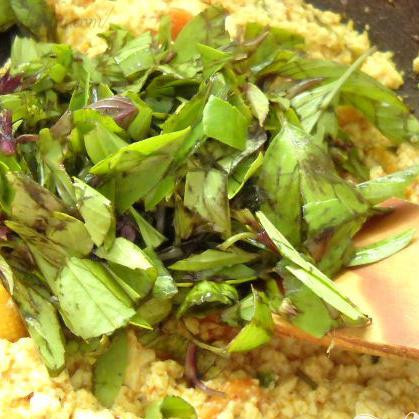 1. Этап. Тофу с овощами: Добавьте листья базилика.