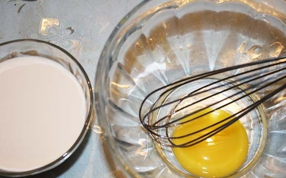 1. Этап. Гара чорба: В это время сделайте заправку, смешав желток с соком лимона и сметаной.