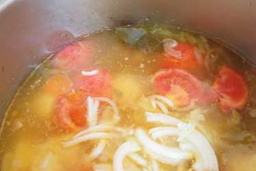 1. Этап. Узбекская шурпа из говядины: За 10 минут до полной готовности блюда кладем помидоры и лавровый лист и лук порезанный полукольцами.