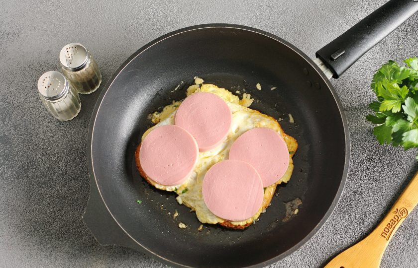 1. Этап. Португальский завтрак: Затем с помощью лопатки аккуратно переверните хлеб, чтобы он оказался на сковороде, а яйцо сверху. Можно посыпать яйцо опять тертым сыром, а затем выложите любую начинку. У меня вареная колбаса, но это может быть бекон, ветчина, сосиски, овощи и т.д.