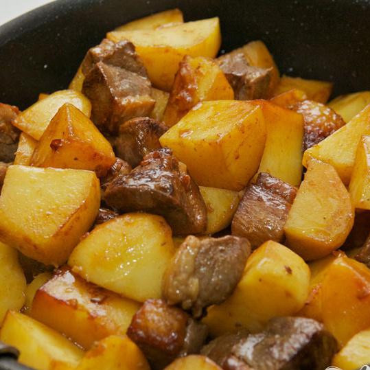 1. Этап. Тушенная утка с баклажанами и картофелем: Продолжайте готовить пока картофель не станет коричневатым со всех сторон.