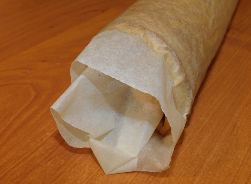 1. Этап. Заварной бисквитный рулет: Готовый бисквит скрутите в рулет вместе с бумагой и дайте остыть.