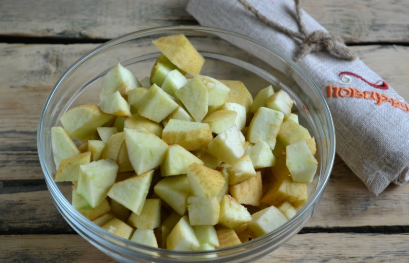 1. Этап. Яблочная пастила: Яблоки очистите и порежьте на небольшие кубики.