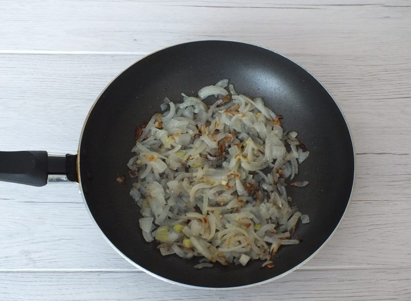 1. Этап. Фаршированная голень индейки в духовке: Обжарьте лук до мягкости и лёгкого колера.