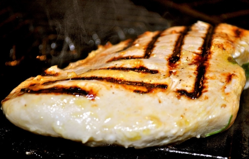 1. Этап. Салат Любимый: 2. Куриное филе кусочками обжарьте на масле в сковороде или на сковороде-гриль. Можно грудку запечт и в духовке.