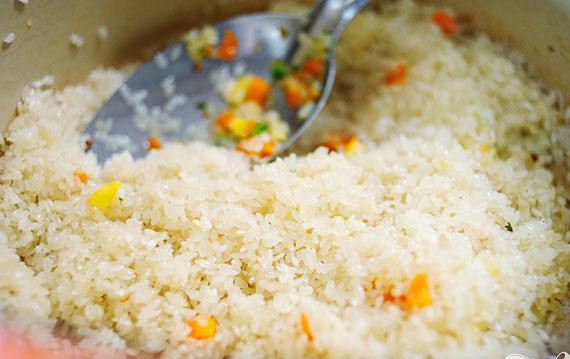 1. Этап. Весеннее ризотто: Добавить 1 ст. ложки оливкового масла и 1 столовую ложку сливочного масла на ту же сковороду. Нагреть на среднем огне. Добавить рис и перемешать, жарить в течение 1 минуты. Добавить половину вина и 1 1/2 ч. ложки соли. Перемешать и жарить, пока жидкость не испарится.