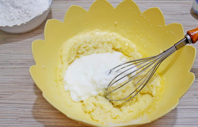 1. Этап. Печенье кофейные зерна: Добавьте сметану и еще раз хорошо перемешайте.