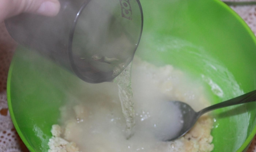 1. Этап. Дрожжевое тесто без опары: 3. Половину воды довожу до кипения, затем вливаю тонкой струйкой в тесто.