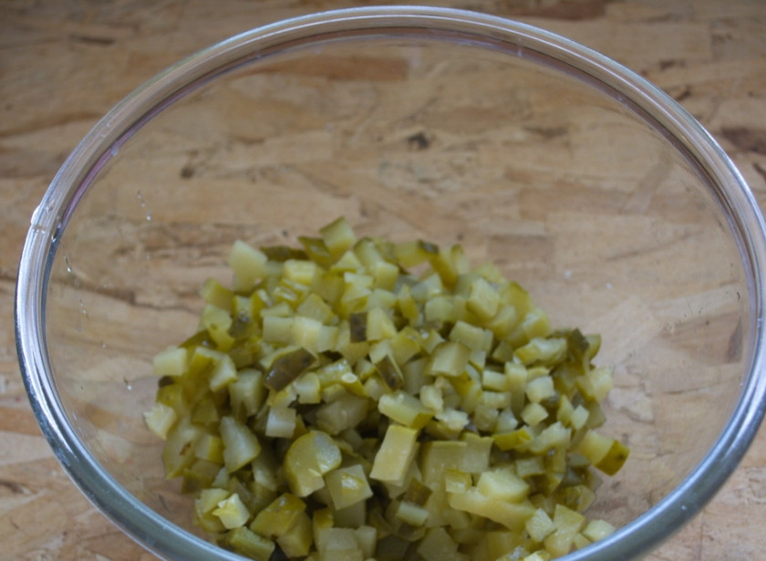 1. Этап. Салат Оливье классический рецепт: Маринованные огурцы нарезать кубиком.