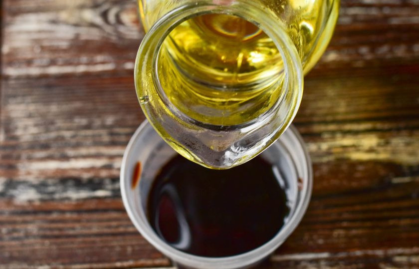 1. Этап. Глазированные ребрышки: В соевый соус влейте растительное масло.