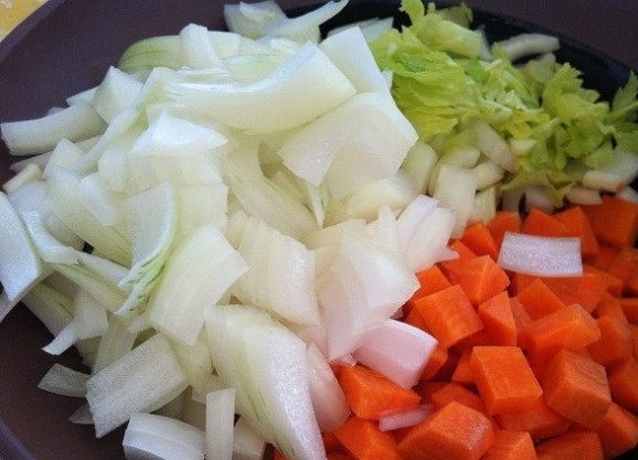 1. Этап. Суп из овощей с лапшой: 1. Подготовьте овощи. Морковь и лук нарежьте небольшими кубиками. Сельдерей и пастернак нашинкуйте.