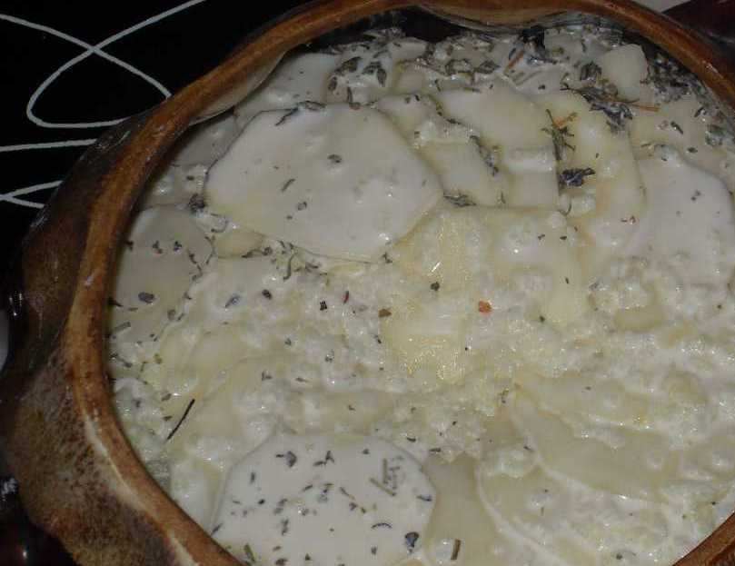 1. Этап. Жаркое из белых грибов: Пару картофелин порежьте тонкими кружочками, остальные небольшими брусками. Бруски выложите поверх грибов и накройте кружочками в виде чешуи. Залейте горшочек соусом из сметаны, муки, бульона, давленного чеснока и специй. Накройте горшок крышкой и запеките жаркое в духовке 45 минут при 180 градусах. Затем посыпьте блюдо тертым сыром и запекайте еще минут 10 уже без крышки. При подаче посыпьте свежей зеленью.