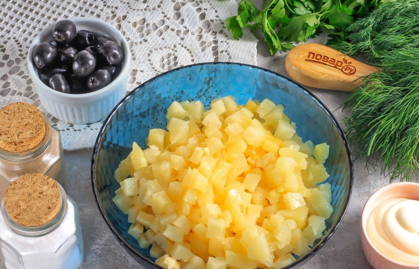 1. Этап. Салат с ананасами на Новый год Кролика 2023: Нарежьте консервированные ананасы и оставьте нарезку на 5 минут на доске, чтобы выделился сок. Если этого не сделаете, то салат может 