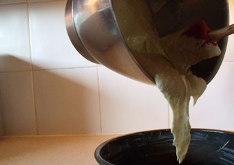 1. Этап. Апельсиновая коврижка: Тесто переложите в форму. Распределите его лопаткой и поставьте в духовку на полчаса.