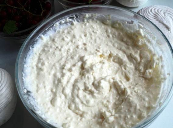 1. Этап. Десерт из зефира: Чем дольше вы будете взбивать творожный крем, тем пышнее он будет. Если творог у вас не из пачки, то там могут оставаться крупные кругляшки. Миксер их должен взять. Но можно подстраховаться и протереть предварительно творог через сито, либо воспользоваться блендером.