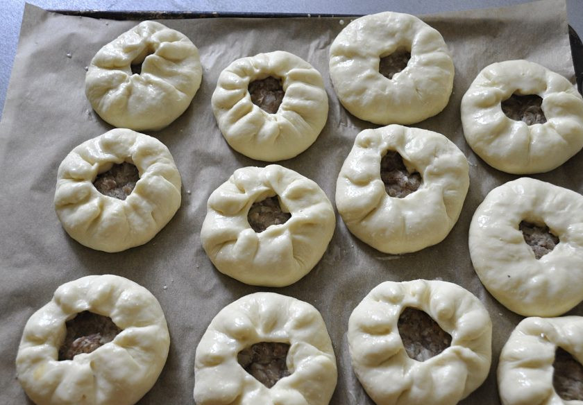 1. Этап. Кайнары: Уложите кайнары на лист для выпечки, смажьте молоком или смесью яйца с молоком, выпекайте при температуре 180-200 градусов в течение 30 минут. Альтернативный способ готовки - обжарить на растительном масле.