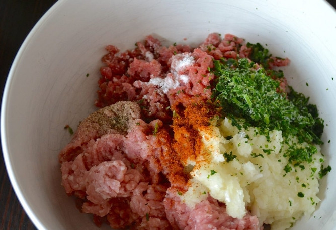 1. Этап. Чебуреки на заварном тесте: 6. В миске соедините измельченное сало, два вида фарша, измельченный лук, зелень и все специи (красный и черный перец), немного посолите.