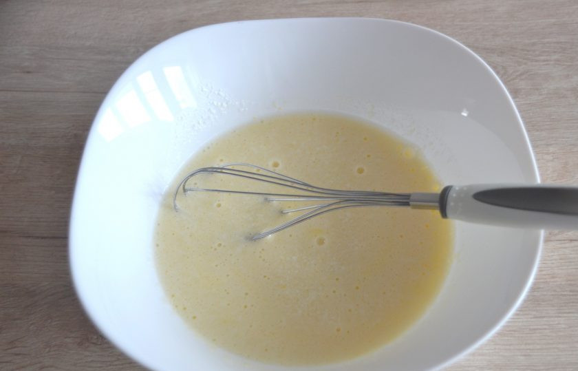 1. Этап. Украинские оладьи: Влейте подогретый кефир (или простоквашу), смешайте.