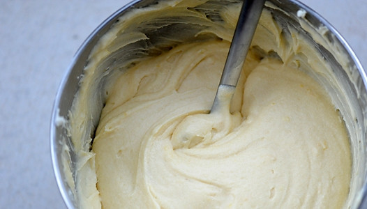 1. Этап. Творожный кекс с лимоном: 2. Дальше добавим яйца, лимонный сок, разрыхлитель и лимонную измельченную цедру, снова перемешаем. В конце добавим муку и опять перемешаем.