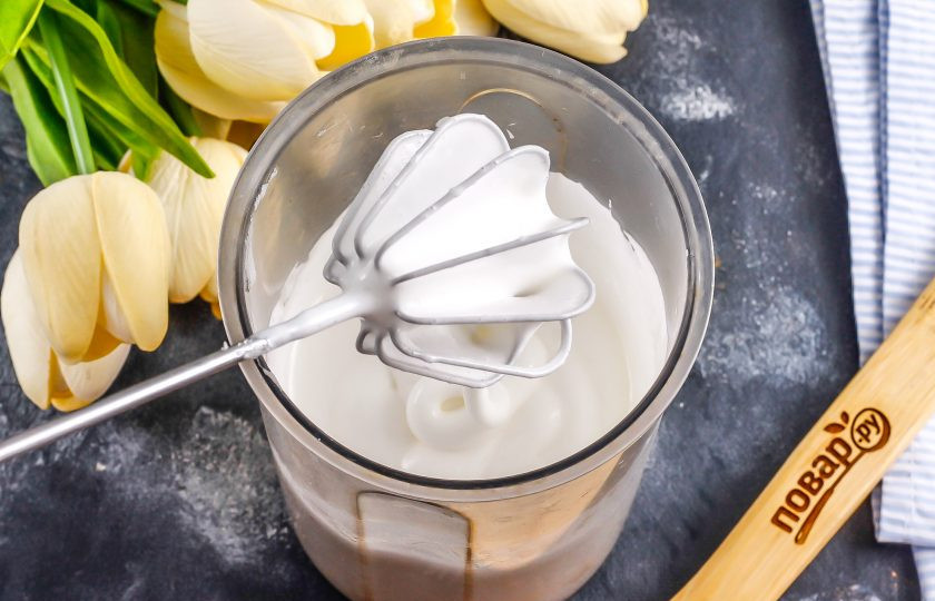 1. Этап. Безе без миксера: Продолжайте взбивать белки с сахаром не менее 15-20 минут, чтобы крем стал однородным, гладким. Он не будет держаться на венчике, а будет плавно с него стекать. Как бы вы не старались, плотно взбить белки у вас не получится так, как у миксера.