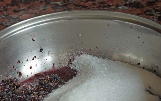 1. Этап. Варенье из шелковицы: 3. Добавьте сахар, отправьте его на огонь. После закипания, помешивая, проварите около 5 минут. Снимите варенье с огня, дайте ему полностью остыть.