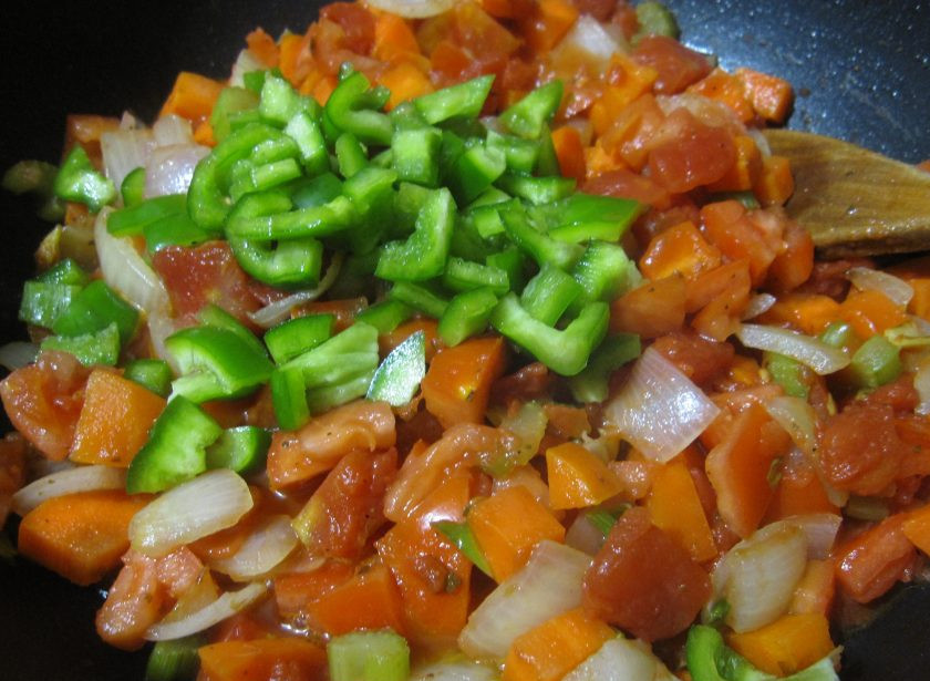 1. Этап. Диетический суп для похудения: Все овощи нарежьте некрупными кусочками. Сперва на масле пассеруйте лук, морковь и сельдерей. Затем добавьте перец.