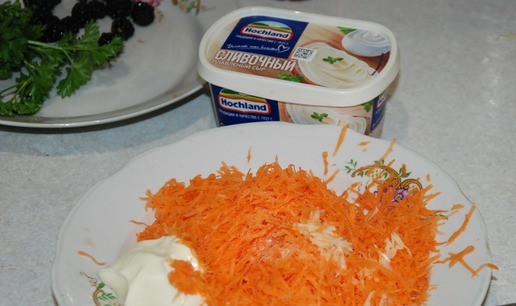 1. Этап. Мини бутерброды Ассорти: Выставить духовку на 180 гр. Нарезать кусок хлеба на 4 части. Готовим первую намазку. Натираем морковь на мелкой терке, добавляем тертый чеснок и плавленый сыр Hochland в ванночке. Это и есть мое изменение всем известного салата. Плавленый сыр заменяет майонез и обычный сыр. Это очень сливочно и вкусно. Все перемешать.