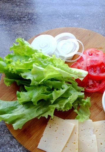 1. Этап. Бургер-гриль красный бархат: Нарезать кружками помидор, кольцами лук, пластинками сыр (можно взять ломтики плавленого). Перемешать компоненты соуса.