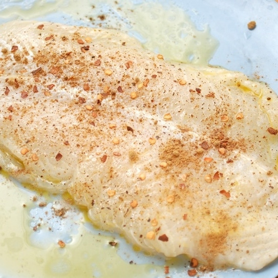 1. Этап. Филе трески на сковороде: С обеих сторон щедро посыпьте рыбку специями.